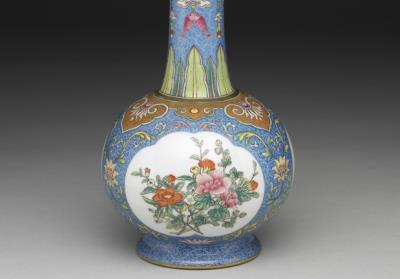 图片[3]-Mallet-shaped vase in yang-ts’ai enamels with incised blue ground pattern of flower brocade and seasons flower ju-i décor 1742 (Ch’ien-lung reign)-China Archive